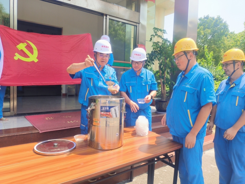 炎炎夏日送清凉，慰问职工暖人心